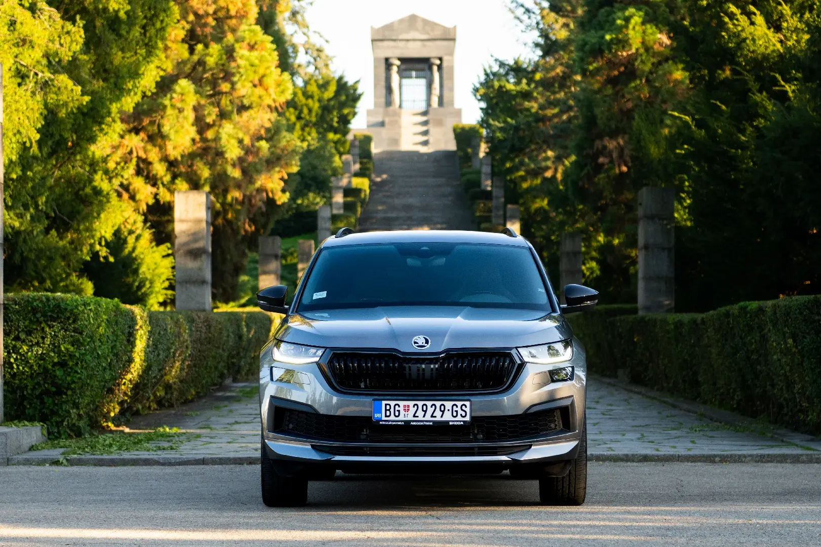 Front view of a silver Škoda Kodiaq.